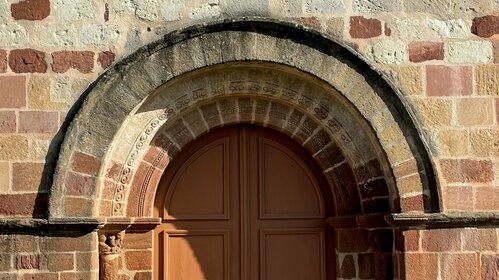 LE PORCHE DE L'EGLISE SAINT-PIERRE