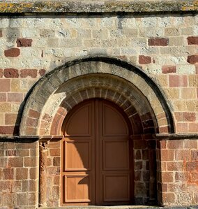 LE PORCHE DE L'EGLISE SAINT-PIERRE